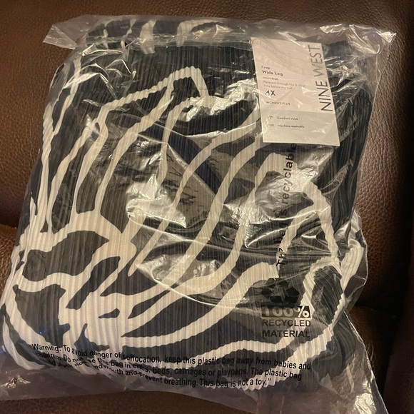 Nine West womens Plus Size 4x Wide Leg Crop Pants color black & white NWT - Picture 3 of 4